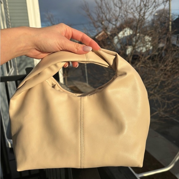 Elegant Cream Handbag - Picture 5 of 6